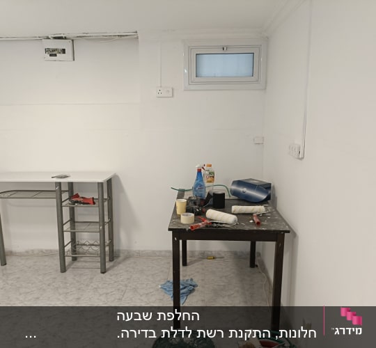 שולחן עם רגלי אלומיניום וכלי עבודה עליו
